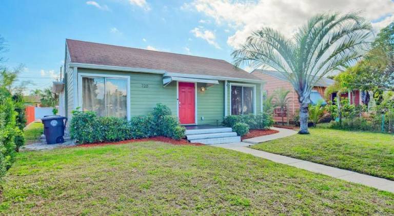 House with 2 rooms for 12 persons in West Palm Beach, FL