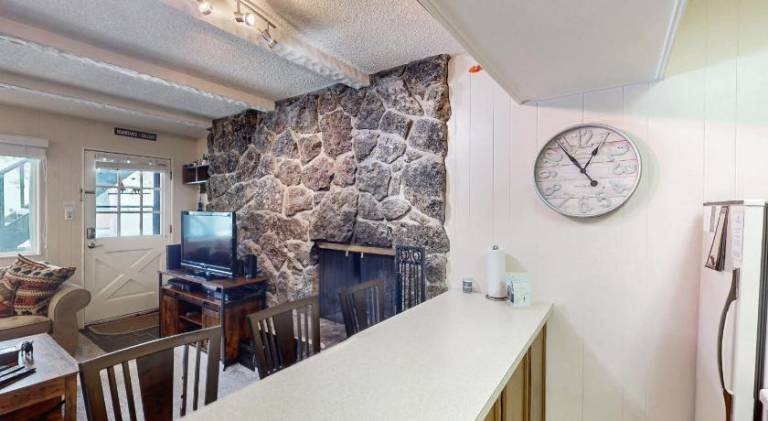 Rental apartment with heated pool, barbeque & patio | Perfect for remote work — photo 5