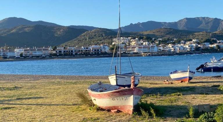 Rental apartment with patio in Llanca