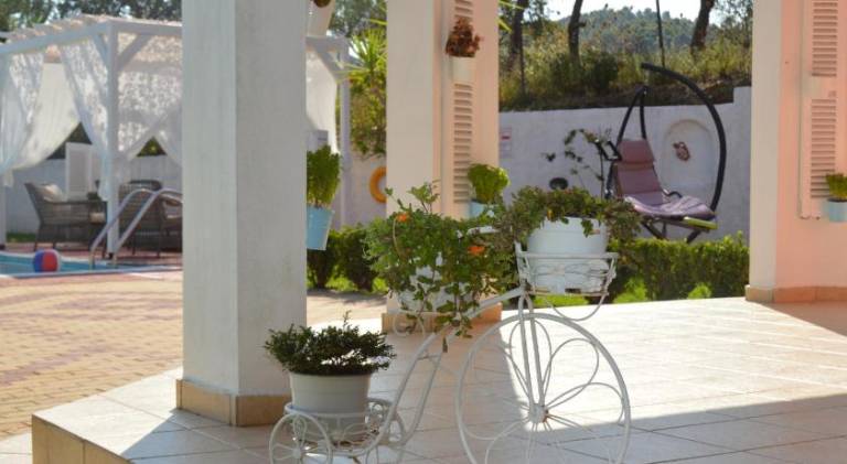 Villa with private pool, terrace & yard — photo 5
