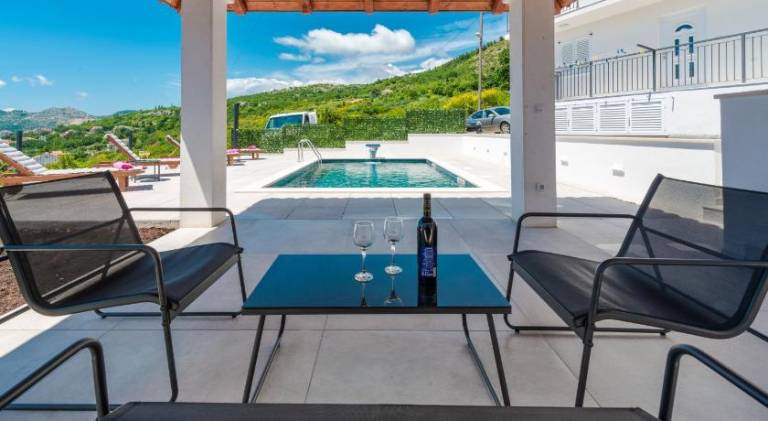 Charming holiday apartment with pool | Beach nearby | Pet-friendly in Zupa dubrovacka