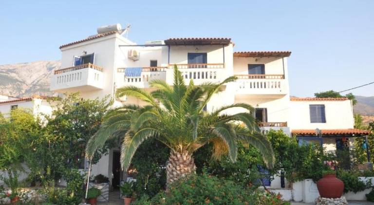 Rental apartment with pool, patio & garden in Samos