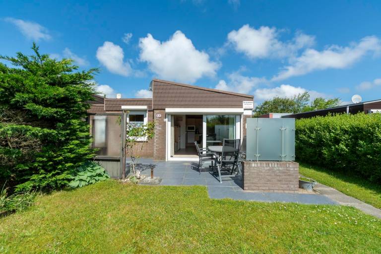 Bungalow with yard & patio in Callantsoog