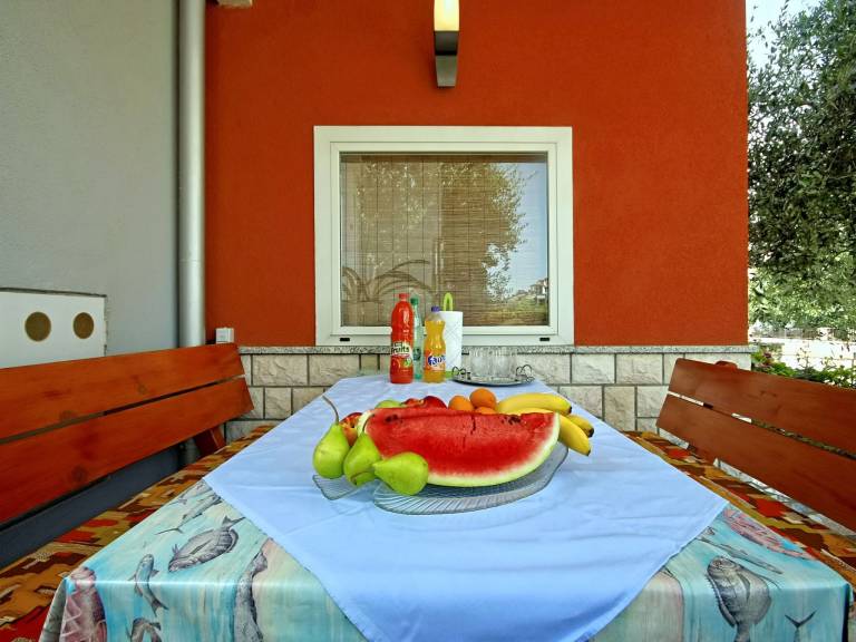 Holiday apartment with patio & yard — photo 2