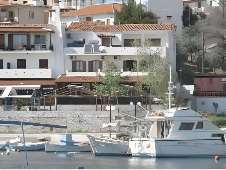 Oasis Deluxe Apartments in Skopelos
