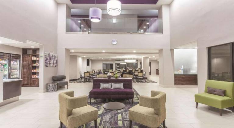 La Quinta Inn & Suites by Wyndham Columbus North — photo 2