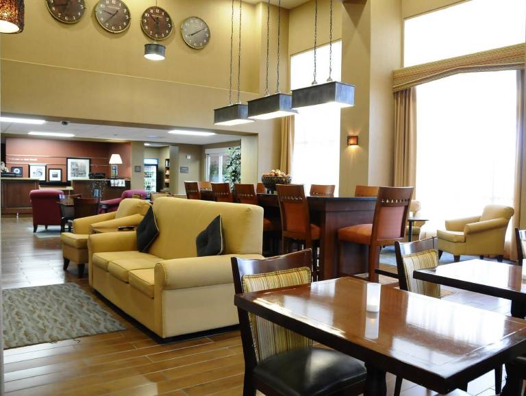 Hampton Inn & Suites Red Bluff — photo 2