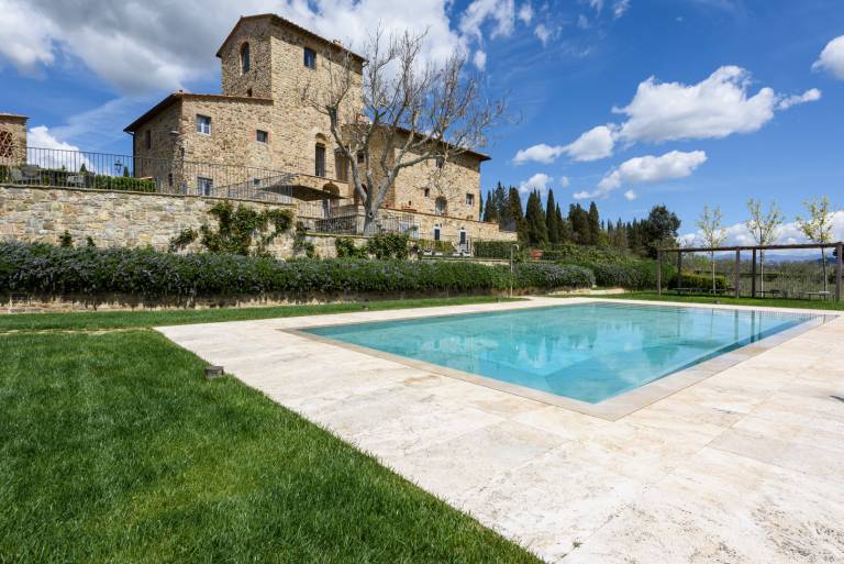 Family-oriented beautiful villa with grill, pool & hot tub | Pets allowed — photo 2