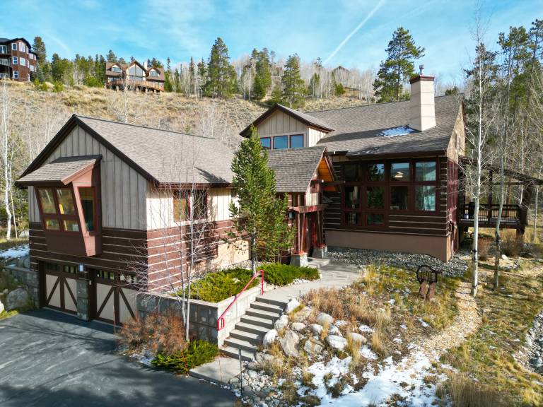 Vacation home with yard in Silverthorne, CO