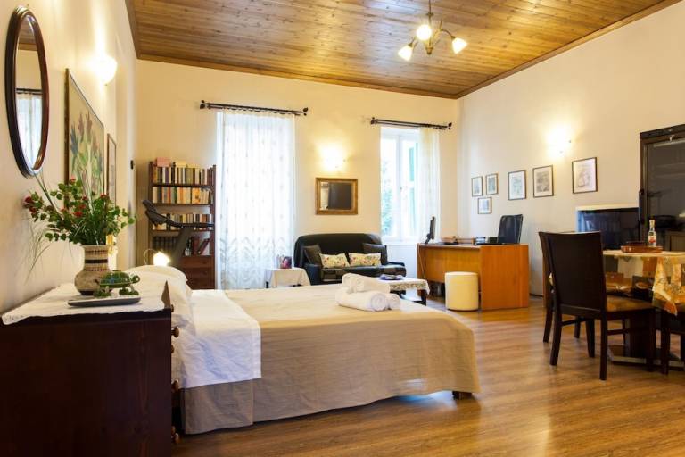 Apartment with garden | Close to Acropolis of Athens | Suitable for remote work