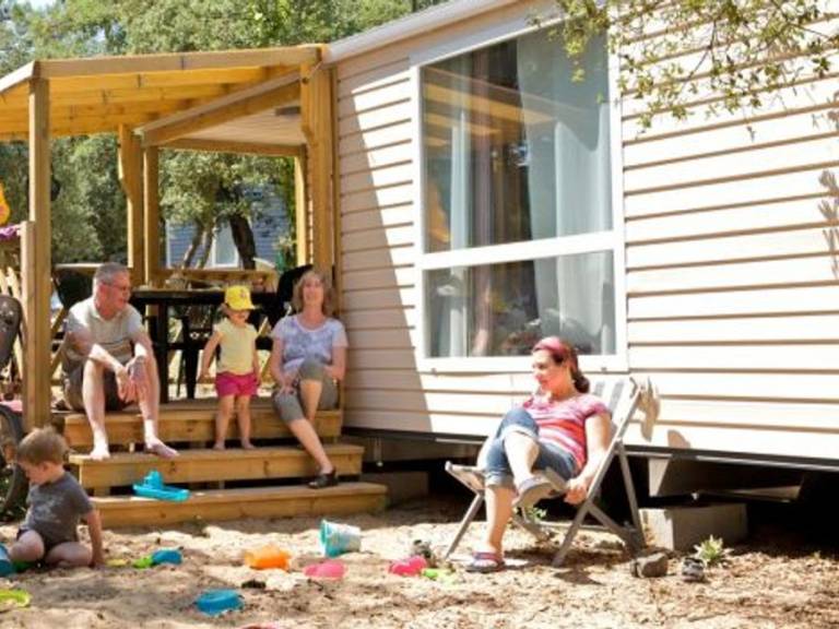 Family-oriented mobile home with patio, heated pool & barbecue | Pets are welcome — photo 4