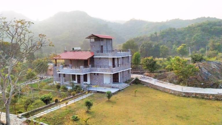 Charming villa with garden, pool & barbecue | Perfect for remote work | Dogs allowed in Udaipur