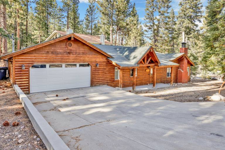 Pet Friendly Log Cabin: Fenced Deck, Propane BBQ & 2-Car Garage Access in San Bernardino, CA