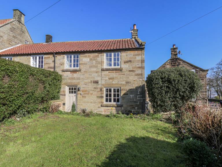Cottage with yard | Beach view in Whitby