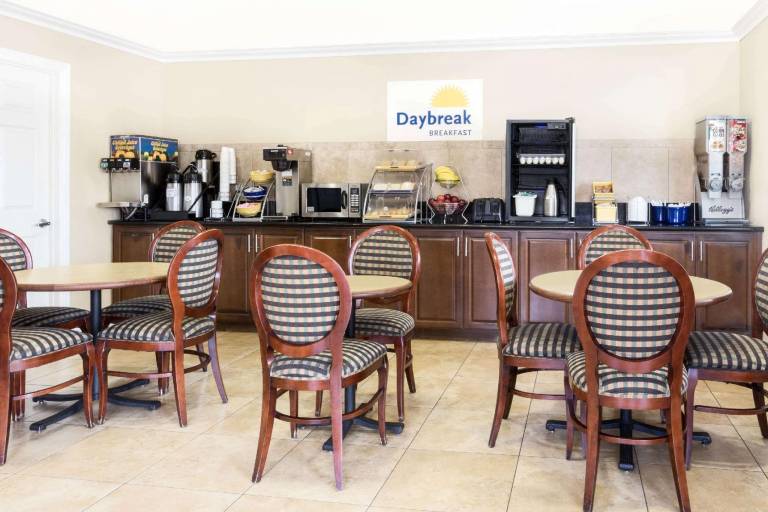 Days Inn by Wyndham Kingman East — photo 4