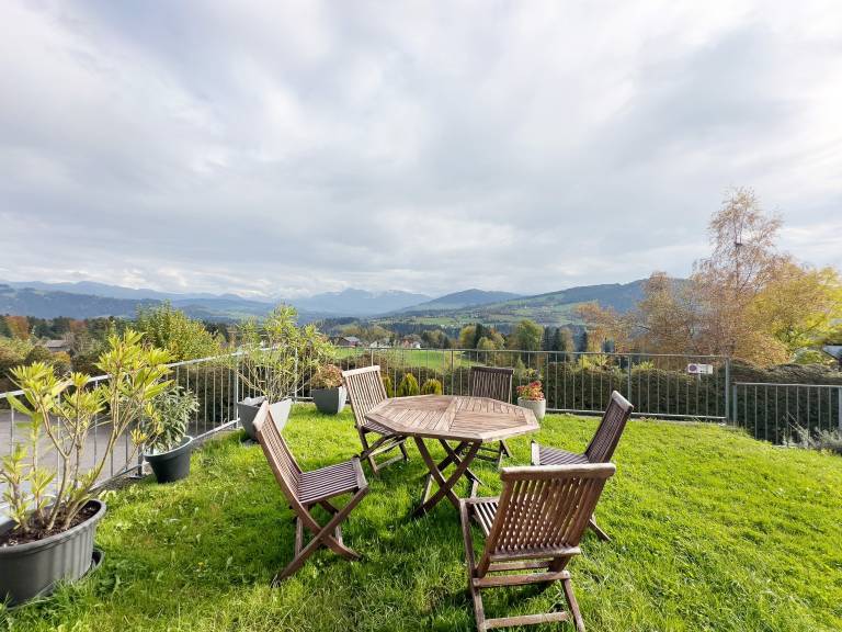 Apartment with barbeque, yard & patio | Garden view — photo 3