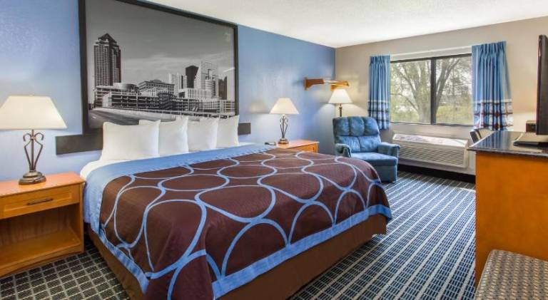 Super 8 By Wyndham Iowa City/Coralville — photo 2