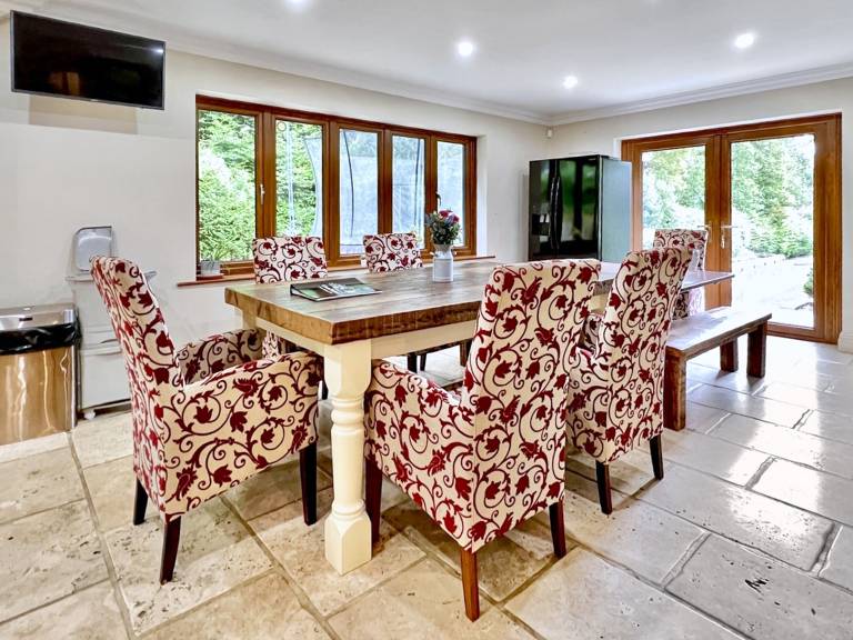 Family-friendly pleasant cottage with barbeque, private pool & hot tub | River view | Pet-friendly — photo 4