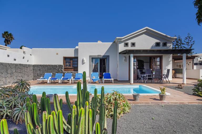 Vacation home with fast internet, terrace & private pool | Mountain view — photo 2