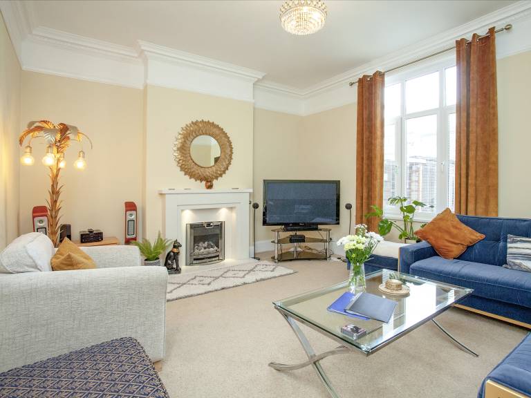 Family-friendly lovely cottage with yard | Water view | Next to the beach | Pets are welcome — photo 2