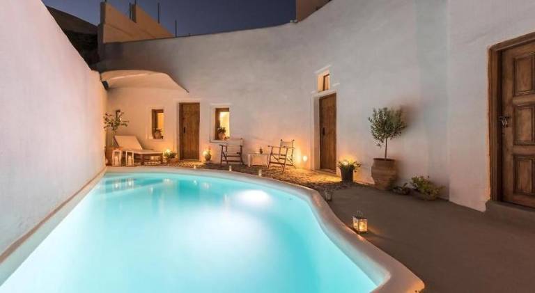 Villa with pool in Santorini