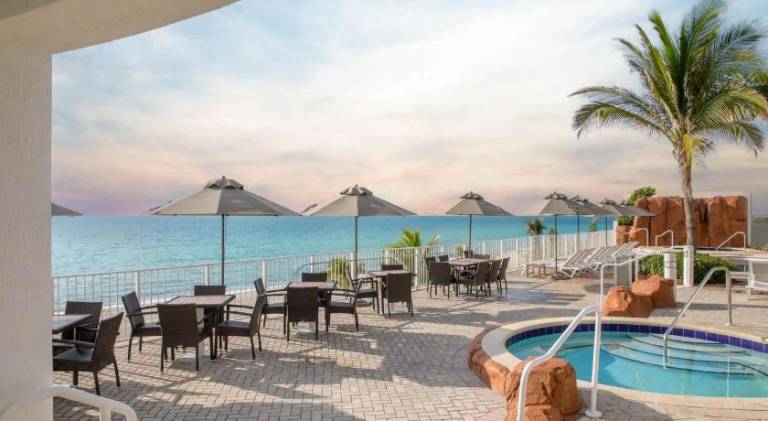 Luxurious Beach Resort Balcony — photo 3