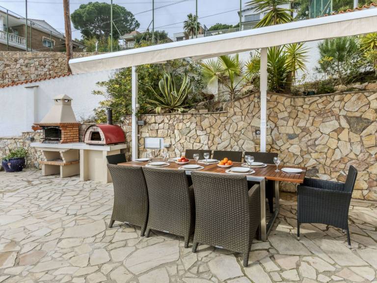 Child-friendly vacation home with patio, private pool & BBQ | Sea view | Perfect for remote work | Pets allowed — photo 3