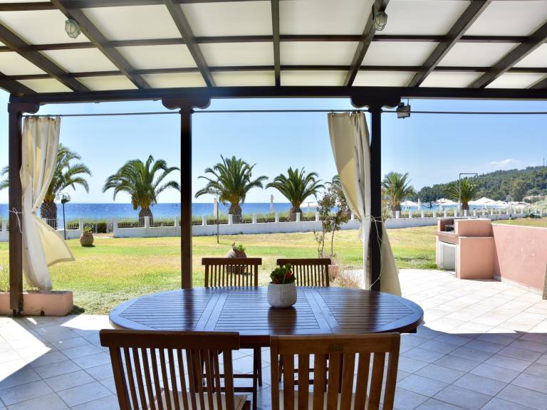 Stunning beachfront villa for rent — photo 3