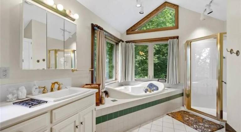 Big vacation home with hot tub | Pets allowed — photo 2