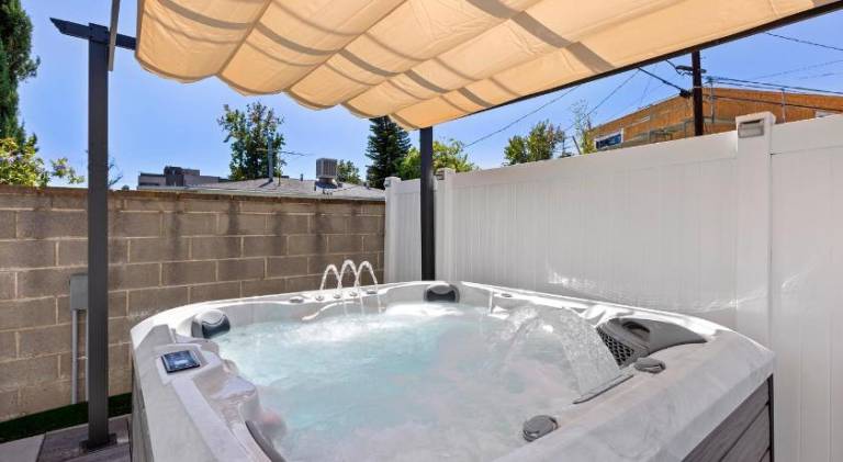 Adorable 3 bedroom with Jacuzzi & more — photo 3