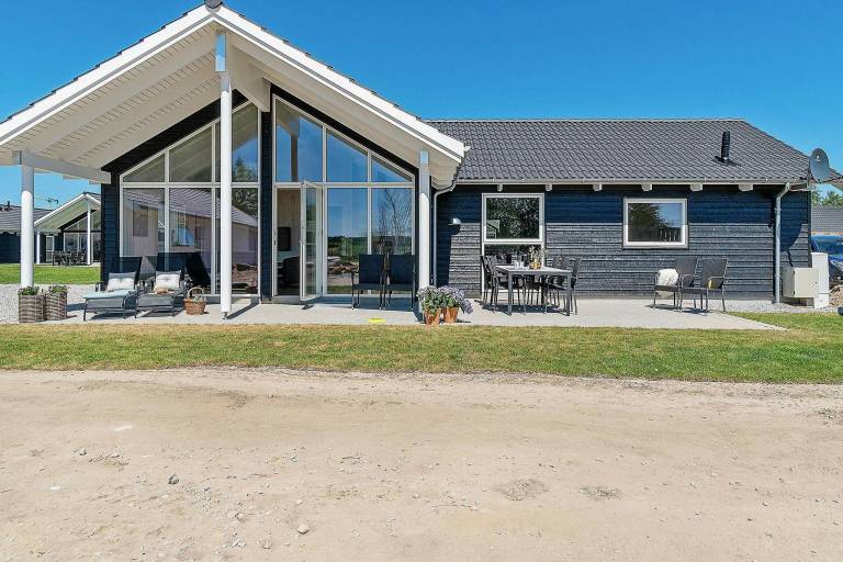 Vacation home with BBQ, terrace & sauna — photo 5