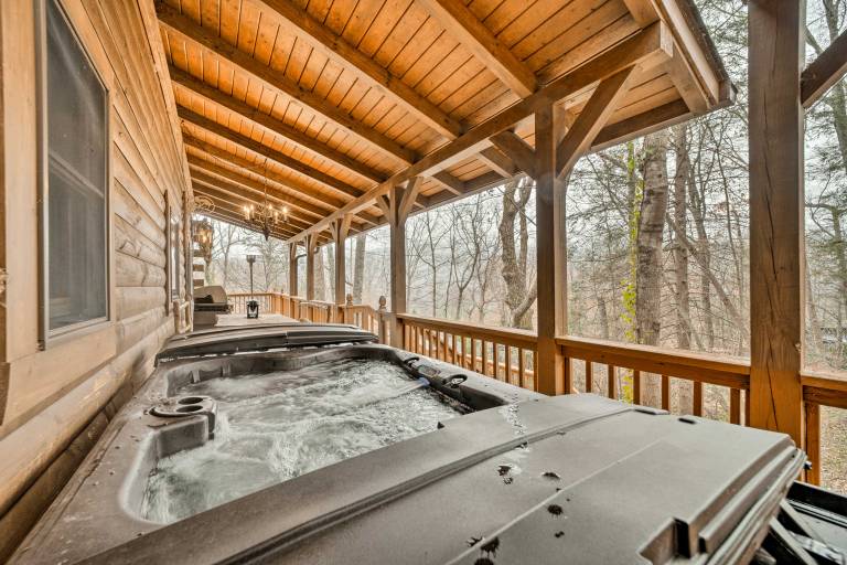 Walk to Golfing: Grand Maggie Valley Cabin! — photo 2