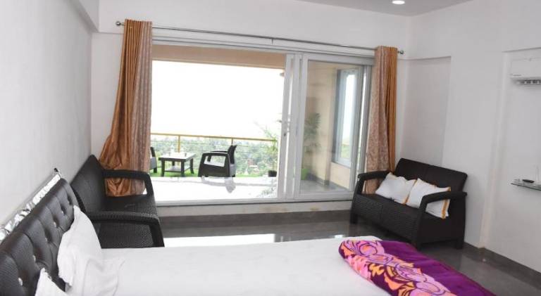 Villa with yard, pool & terrace | Suitable for remote work | Pets are welcome — photo 2
