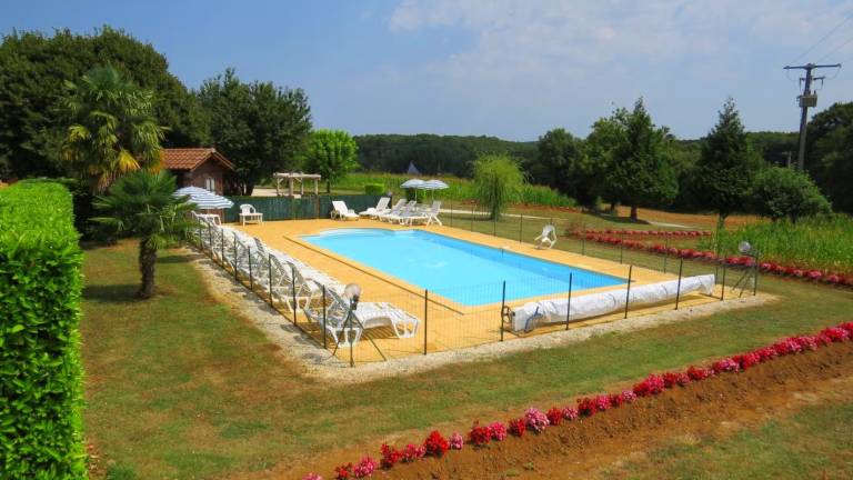 Vacation home with terrace, pool & garden in Gaillard