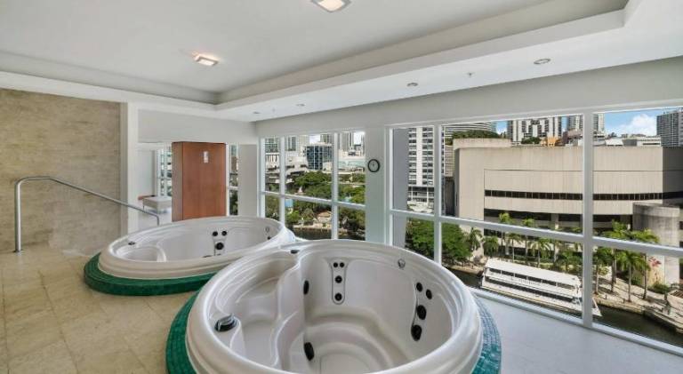 Vacation home with pool | Next to Bayfront Park | Suitable for remote work — photo 5