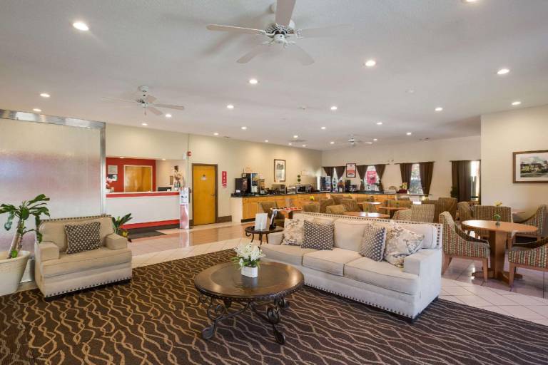 Econo Lodge Inn & Suites Hardeeville-I-95 — photo 3