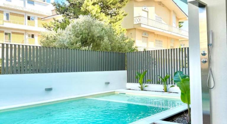 Apartment with terrace & pool in Glyfada