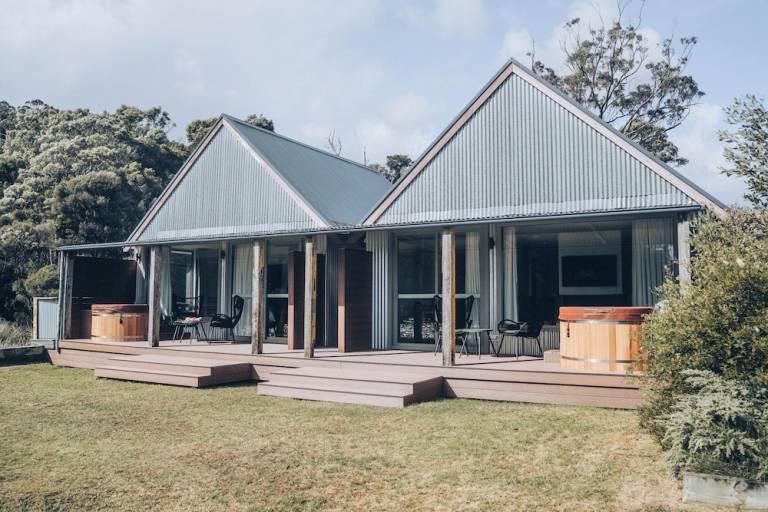 Motel  Strahan