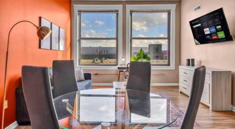 1Br in Heart of Downtown, Sauna, Prime Location — photo 2