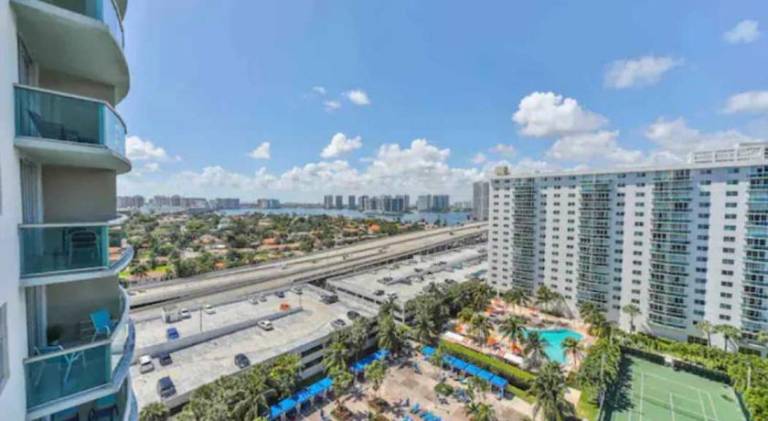 Rental apartment with pool in Aventura, FL