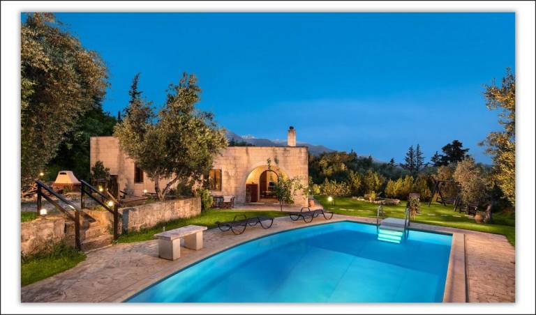 Villa with pool, hot tub & grill in Apokoronas