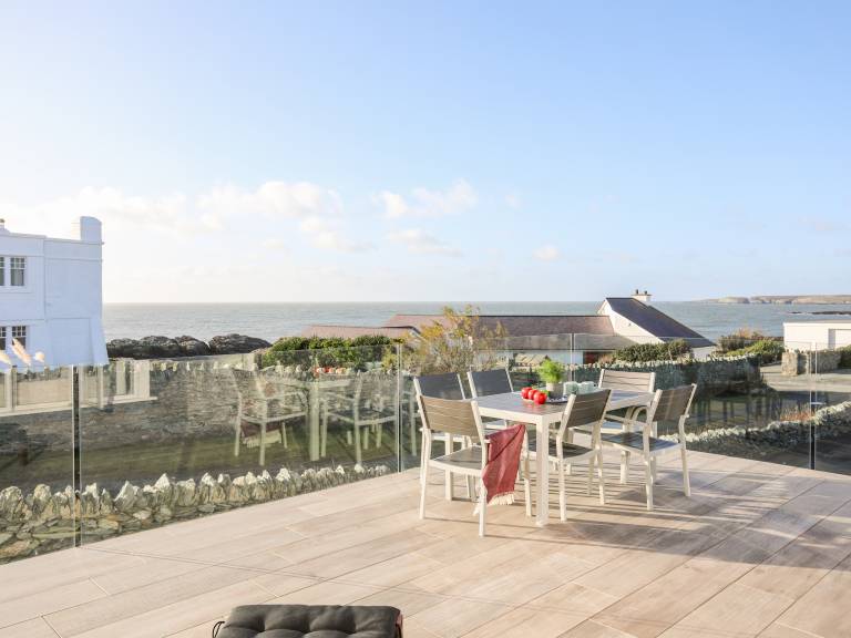 Family-friendly nice cottage with patio & yard | Beach view | Beach nearby | Pets allowed in Holyhead