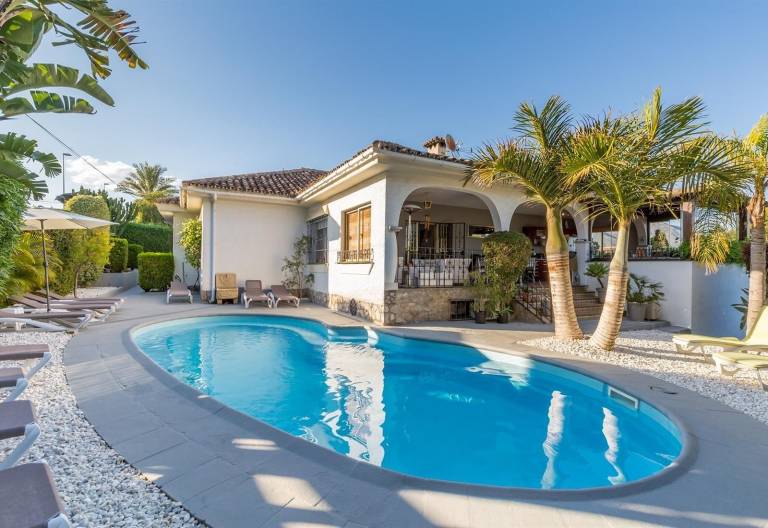 House with private pool, yard & BBQ | Mountain view in Marbella