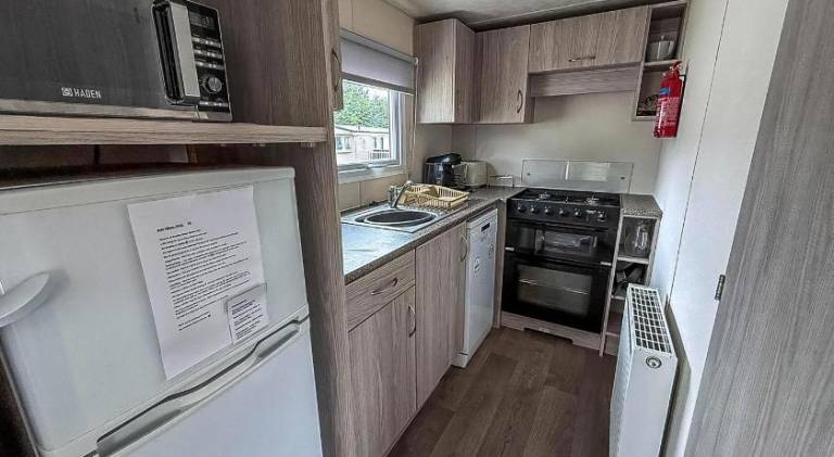 Gorgeous Caravan With Decking In Breydon Water Holiday Park, Ref 10081B — photo 3