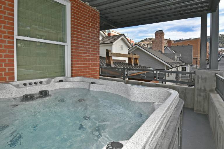Family-oriented charming condo with barbeque & jacuzzi | Mountain view | Ski nearby | Pet-friendly — photo 3