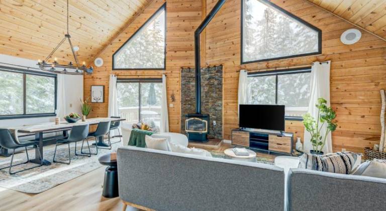 Vacation home with pool & hot tub in Truckee, CA