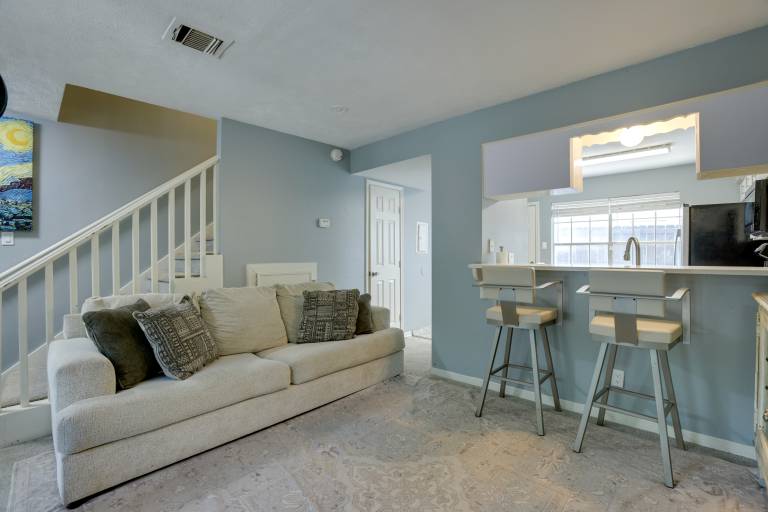 Pets Welcome! Humble Townhome 4 Mi to Airport — photo 4