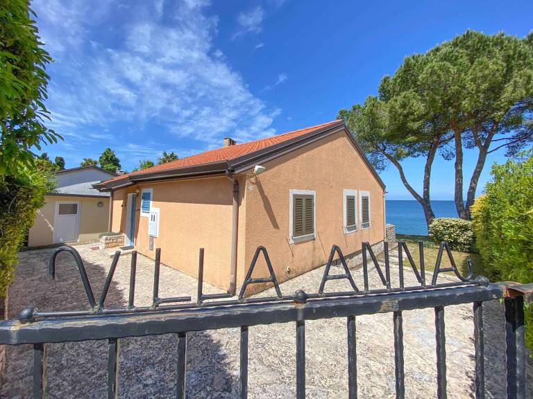 Villa on the coast located directly on the beach with direct sea view — photo 3