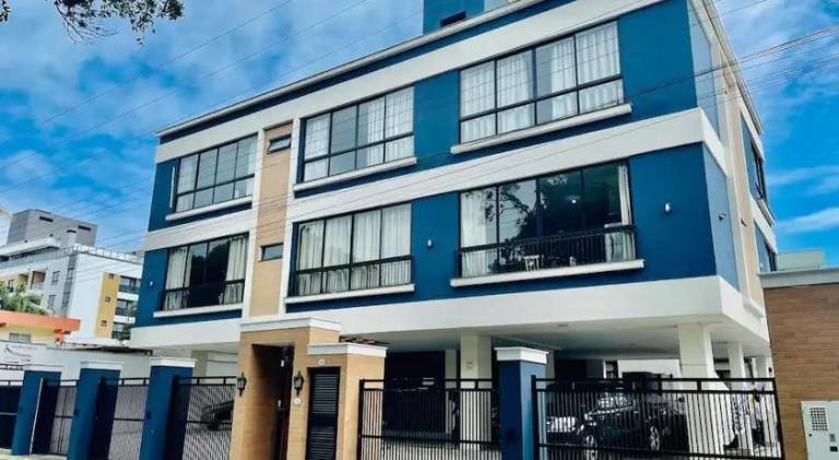 Holiday apartment with grill & pool in Bombinhas