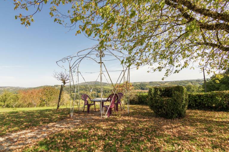 Vacation home with terrace, BBQ & yard | Nature view — photo 4